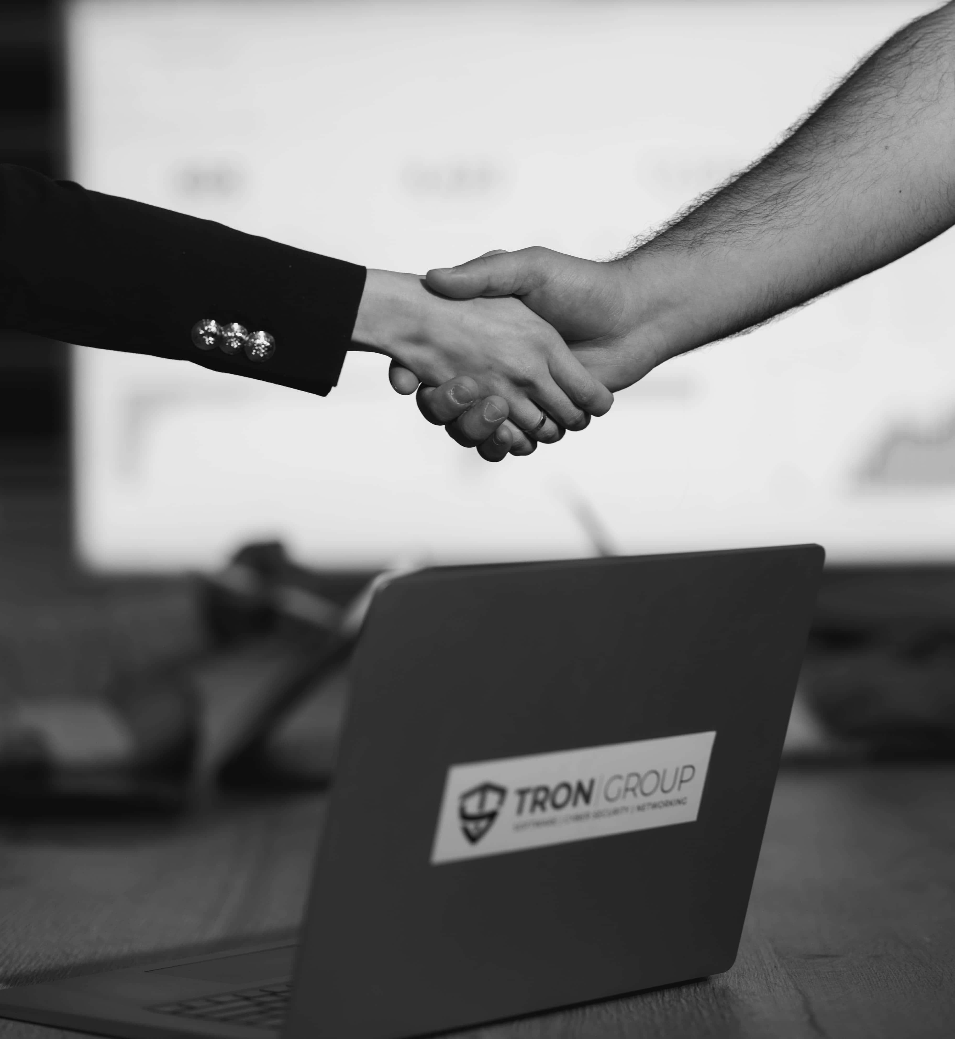 TRON partnerschap handshake met klant
