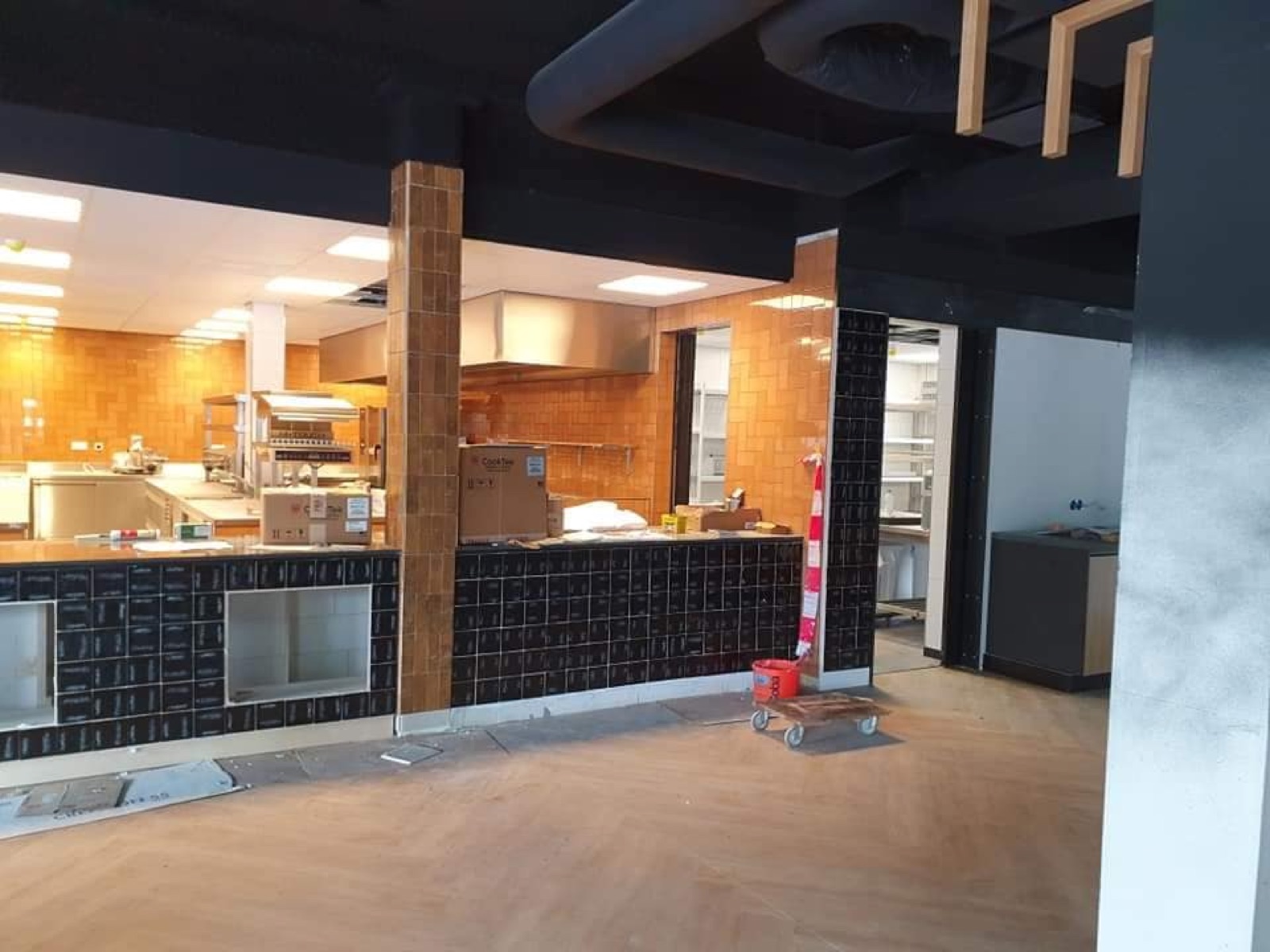 Tegelzetter aan het werk op een Rotterdams bouwproject waarvan TRON Group de complete IT en backoffice verzorgt